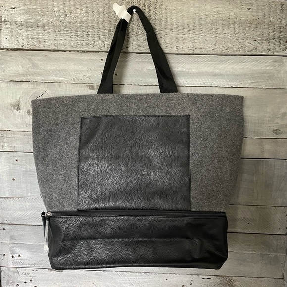 DSW Handbags - NEW Travel Tote with Zipper